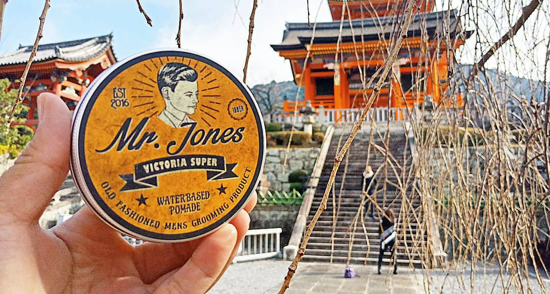 Pilihan pomade water atau oil-based semuanya tersedia di Mr. Jones